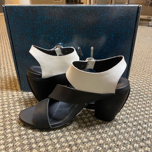 Emu Dawn Heels - Picture 4 of 4